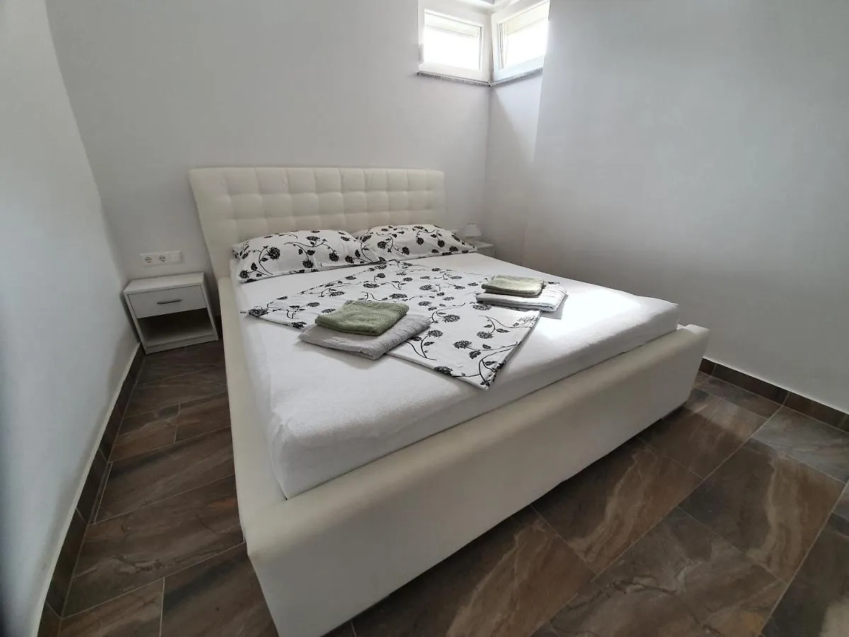 Apartments Ljubic باغ